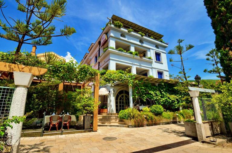 Villa Velzon Hotel