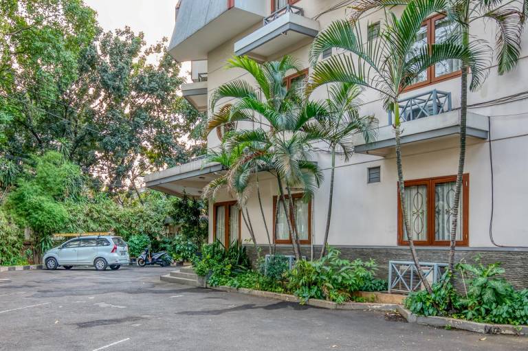RedDoorz Plus near Dharmawangsa Square