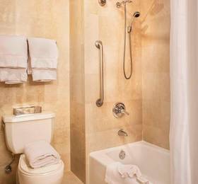 Courtyard by Marriott JFK International Airport в Нью-Йорке
