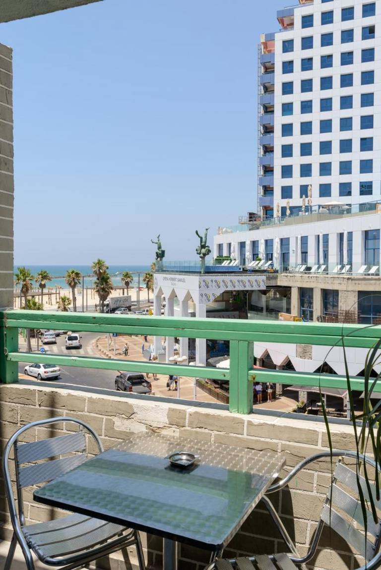Liber Seashore Suites Hotel