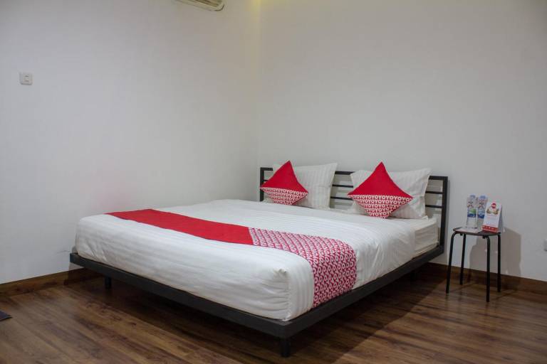 OYO 366 Thamadhiro Residence