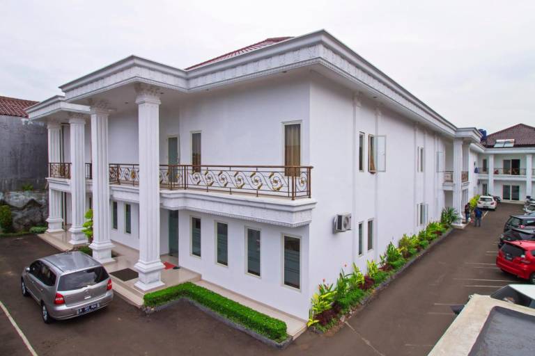 RedDoorz Premium Igloo Hotel