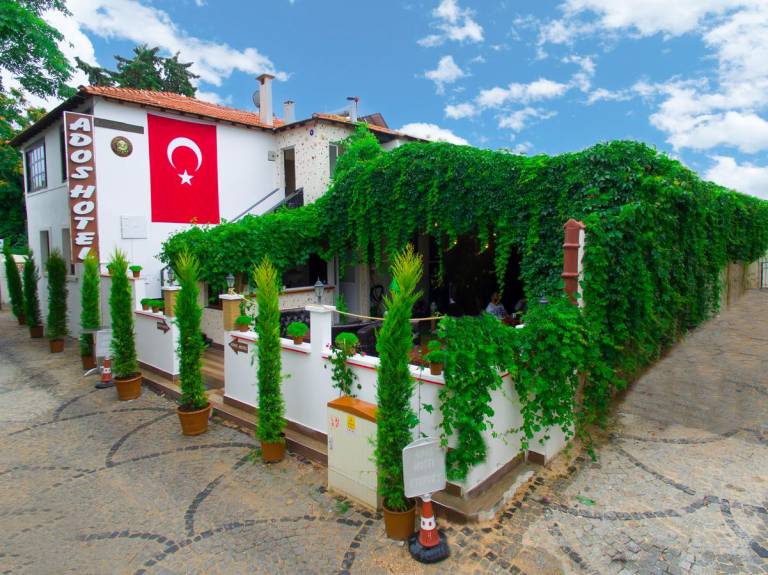 Ados Hotel