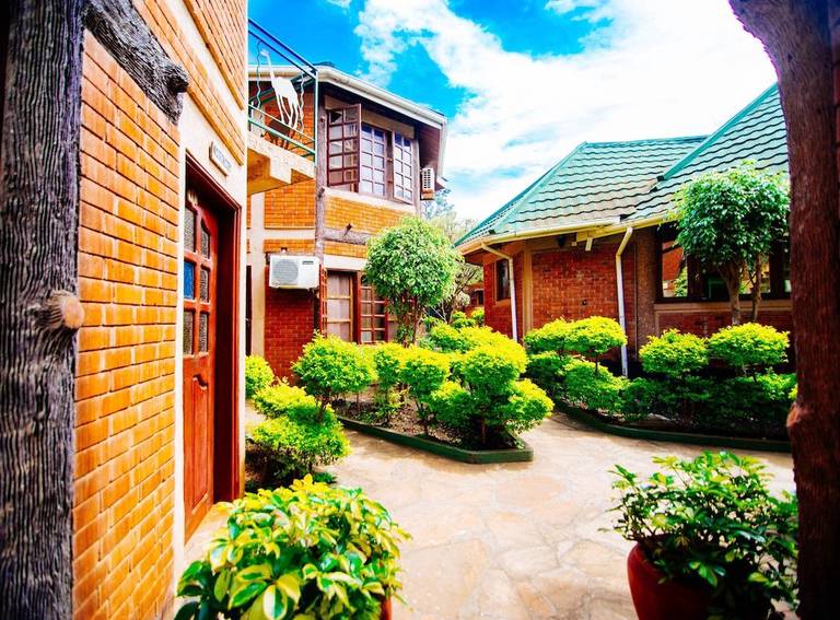 Happy Rhino Hotel