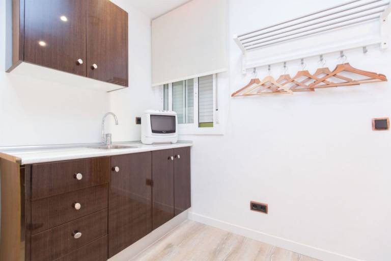AinB Las Ramblas-Colon Apartments