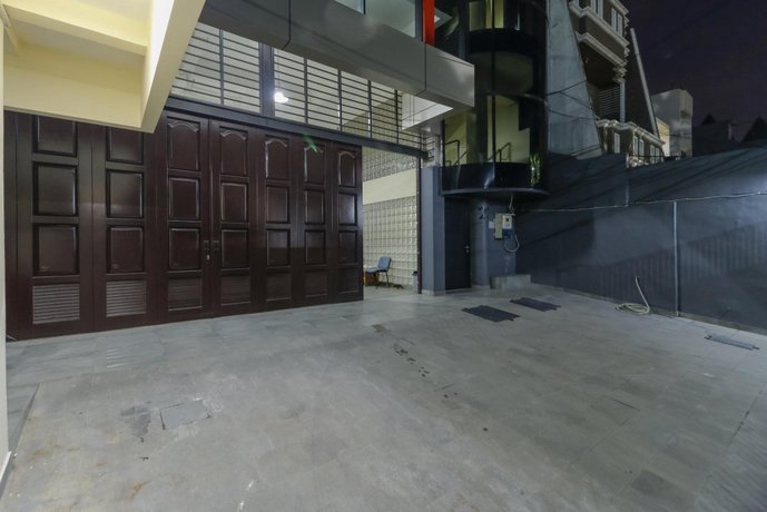 RedDoorz Plus near Harmoni Gajah Mada