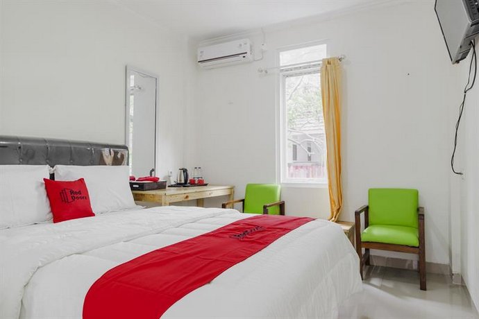 RedDoorz Plus near UPN Veteran Jakarta