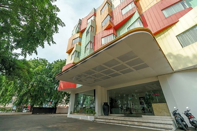 RedDoorz Plus Jalan Petojo Utara
