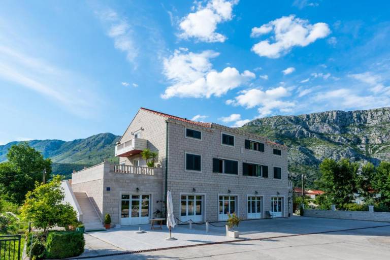 Apartments Dubelj
