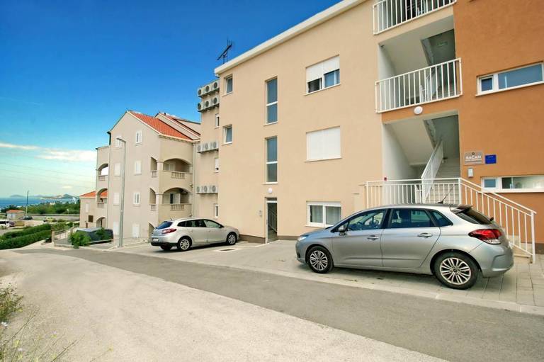 Bacan Family Apartments