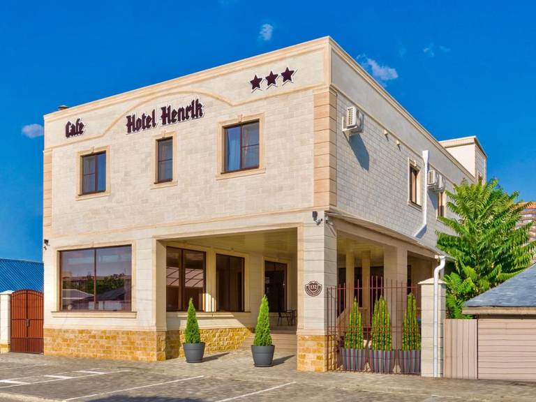 Henrik Hotel