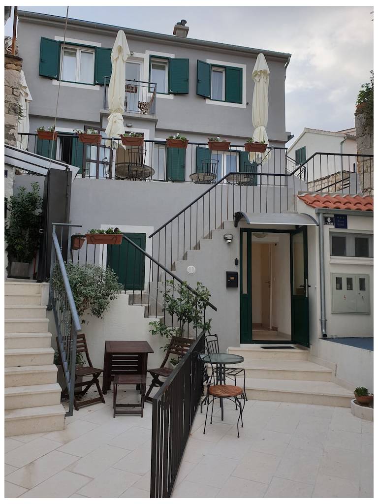 Golden B&b