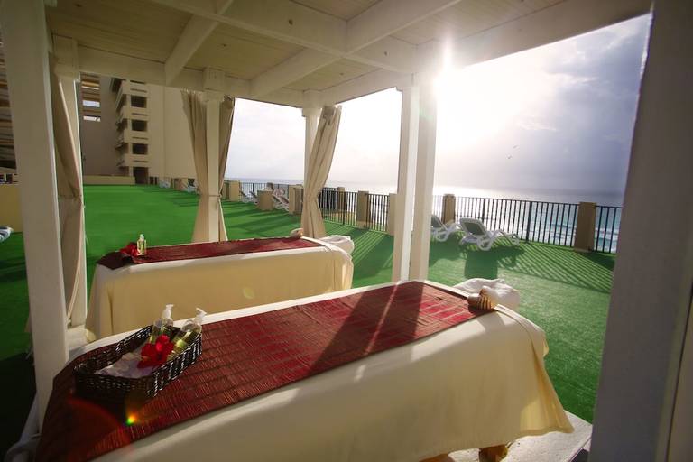 The Royal Islander – An All Suites Resort