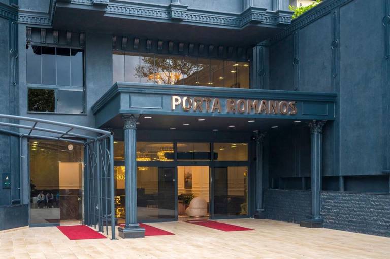 Porta Romanos Hotel