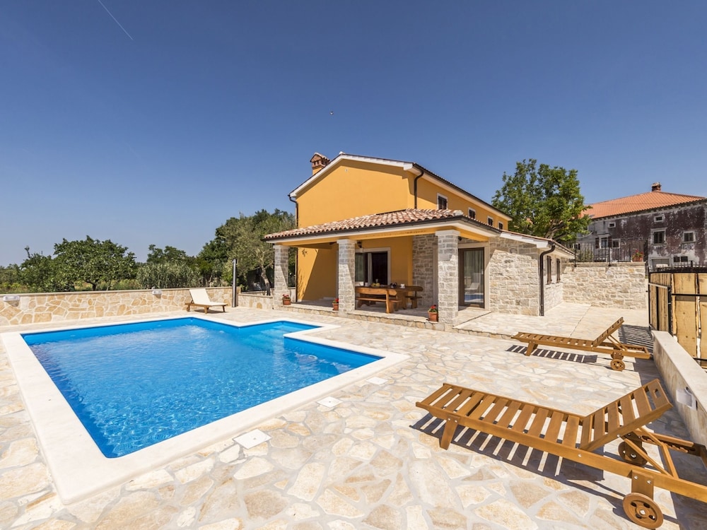 New and Very Comfortable and Nice Decorated Villa With Pool for 8 People