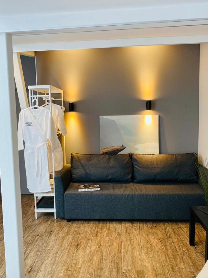 Hotel 13