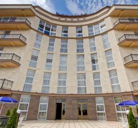 Karagat Hotel в Караколе
