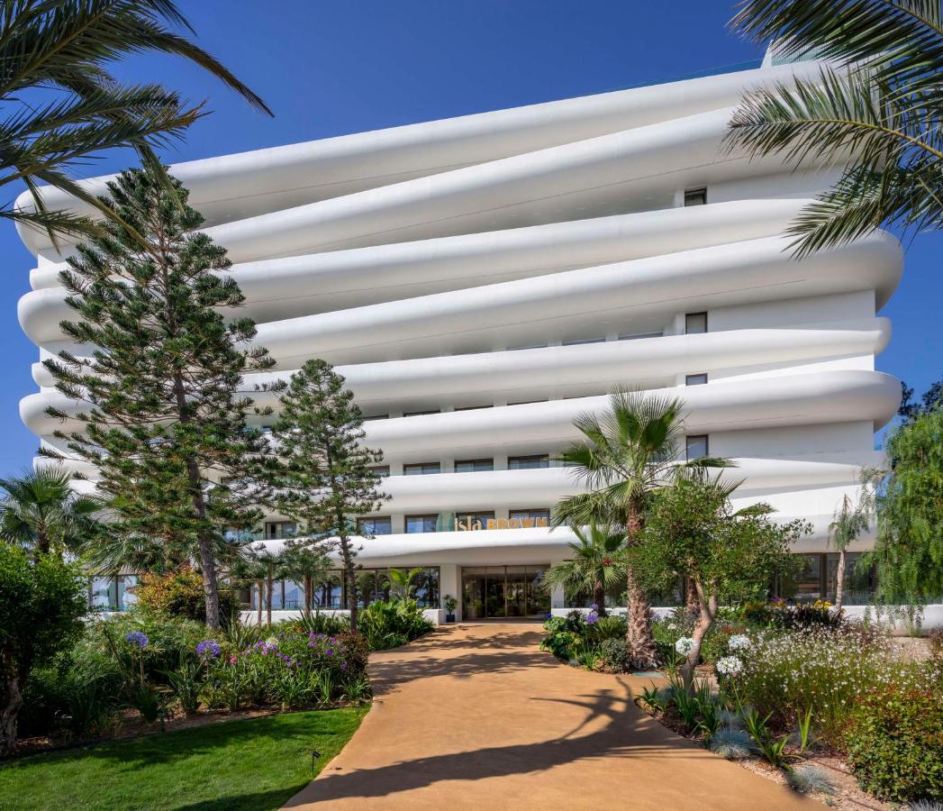 Isla Brown Corinthia
