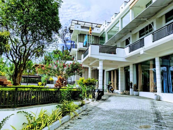 Queens Beach Hotel 3* Шри-Ланка, Тангалла