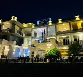 Queens Beach Hotel в Тангалле