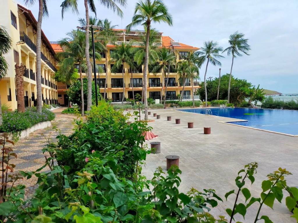 Hon Rom Central Beach Resort 2*