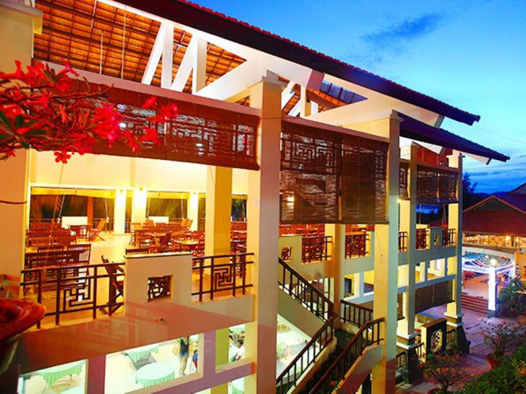 Hon Rom Central Beach Resort
