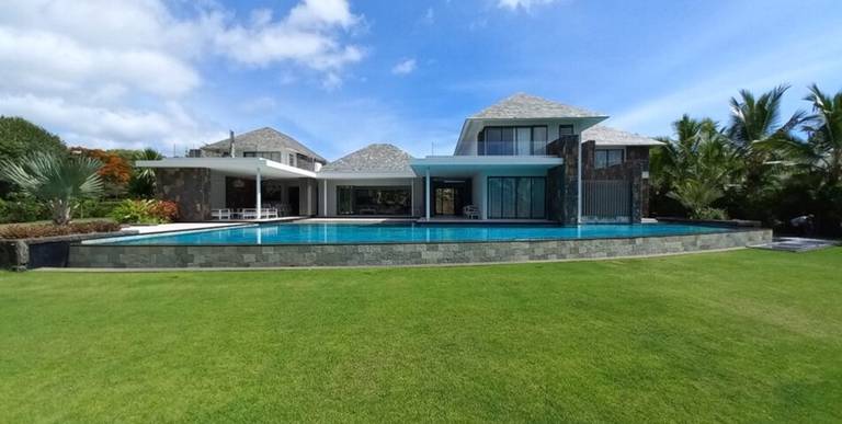 Villa Aqua by Oazure