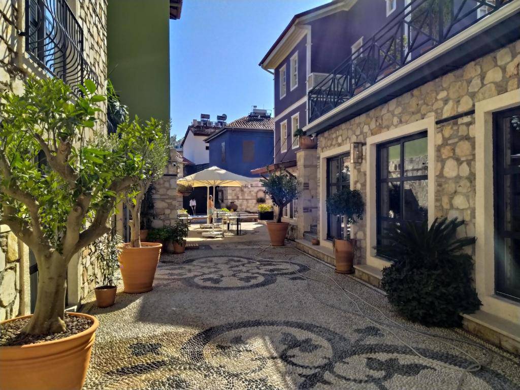 Fiore Garden Suites 4*